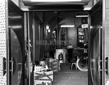 HALF COFFEE ABSOLUT BAR